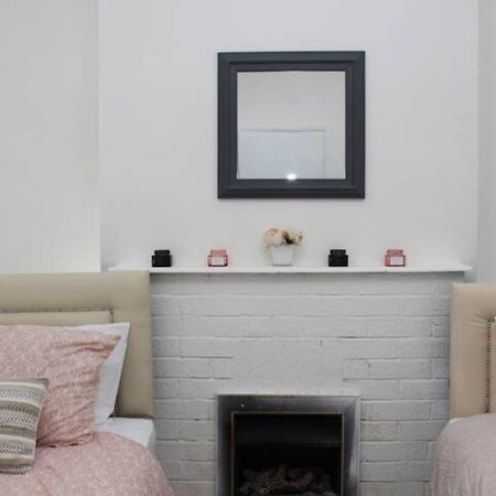 Villa Newly Refurbished 3 Bed 2.5 Bath House In Staines Exterior foto