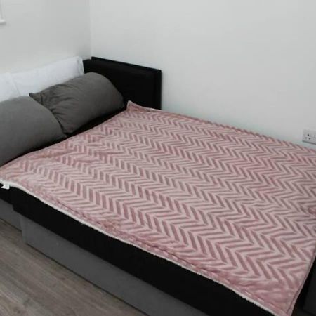 Villa Newly Refurbished 3 Bed 2.5 Bath House In Staines Exterior foto