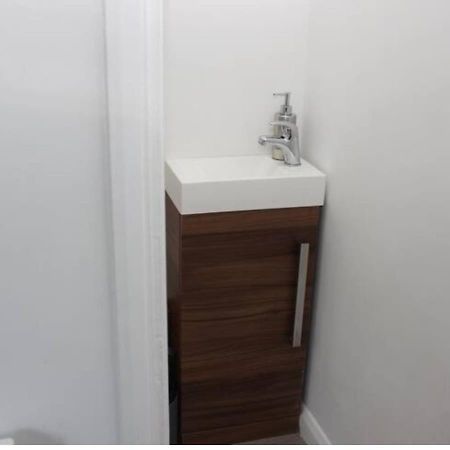 Villa Newly Refurbished 3 Bed 2.5 Bath House In Staines Exterior foto