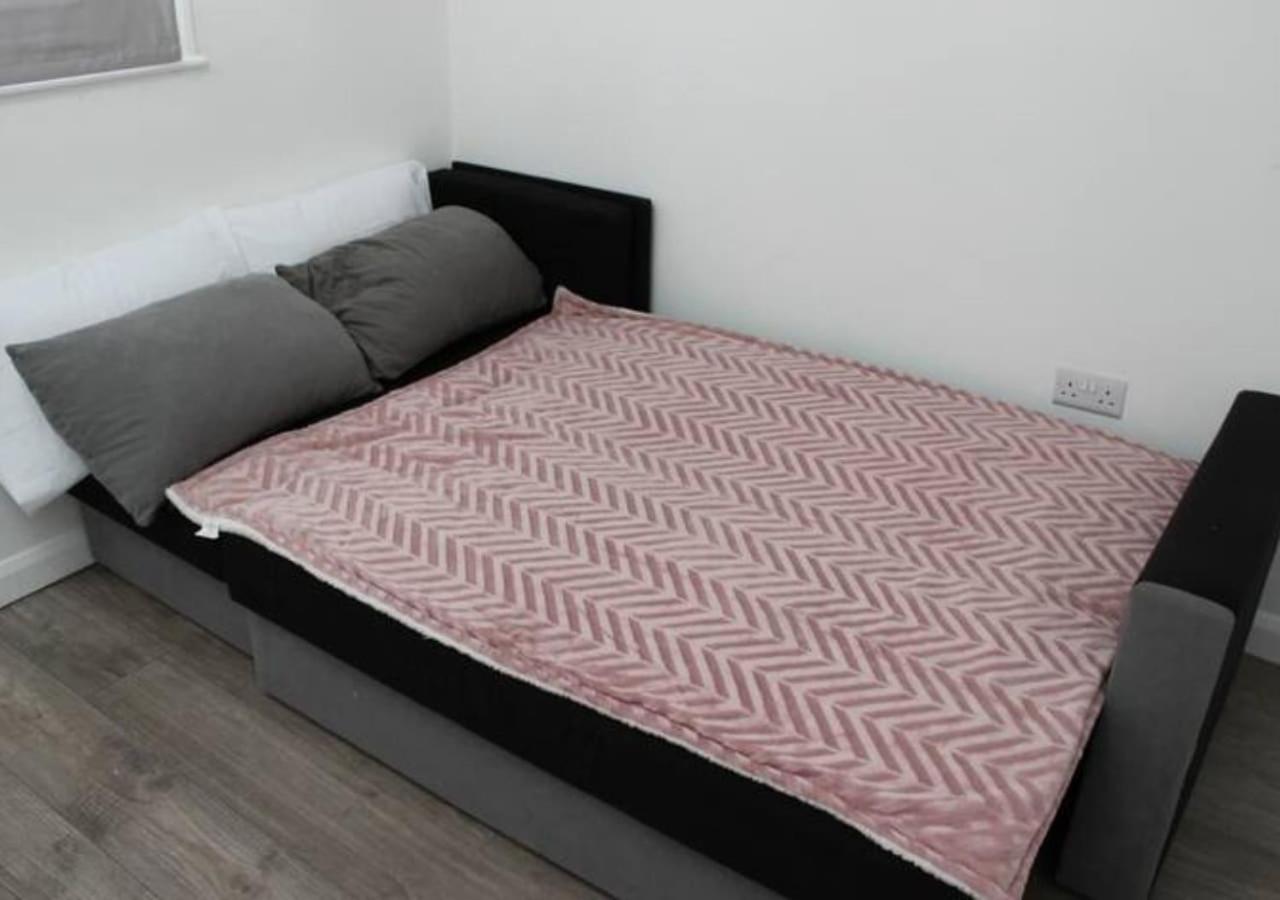 Villa Newly Refurbished 3 Bed 2.5 Bath House In Staines Exterior foto