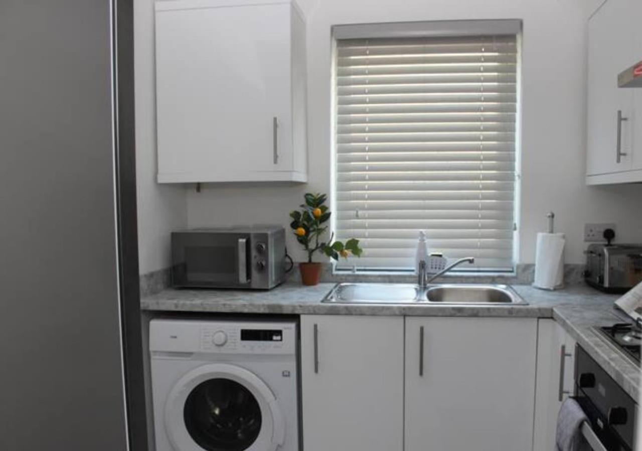 Villa Newly Refurbished 3 Bed 2.5 Bath House In Staines Exterior foto