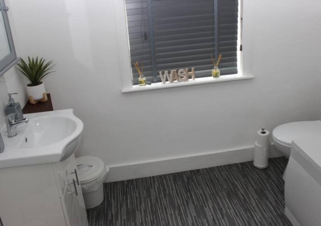 Villa Newly Refurbished 3 Bed 2.5 Bath House In Staines Exterior foto